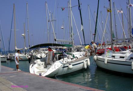 Mitsegeln in Griechenland - Skipper Felix hilft eine anderen Yacht